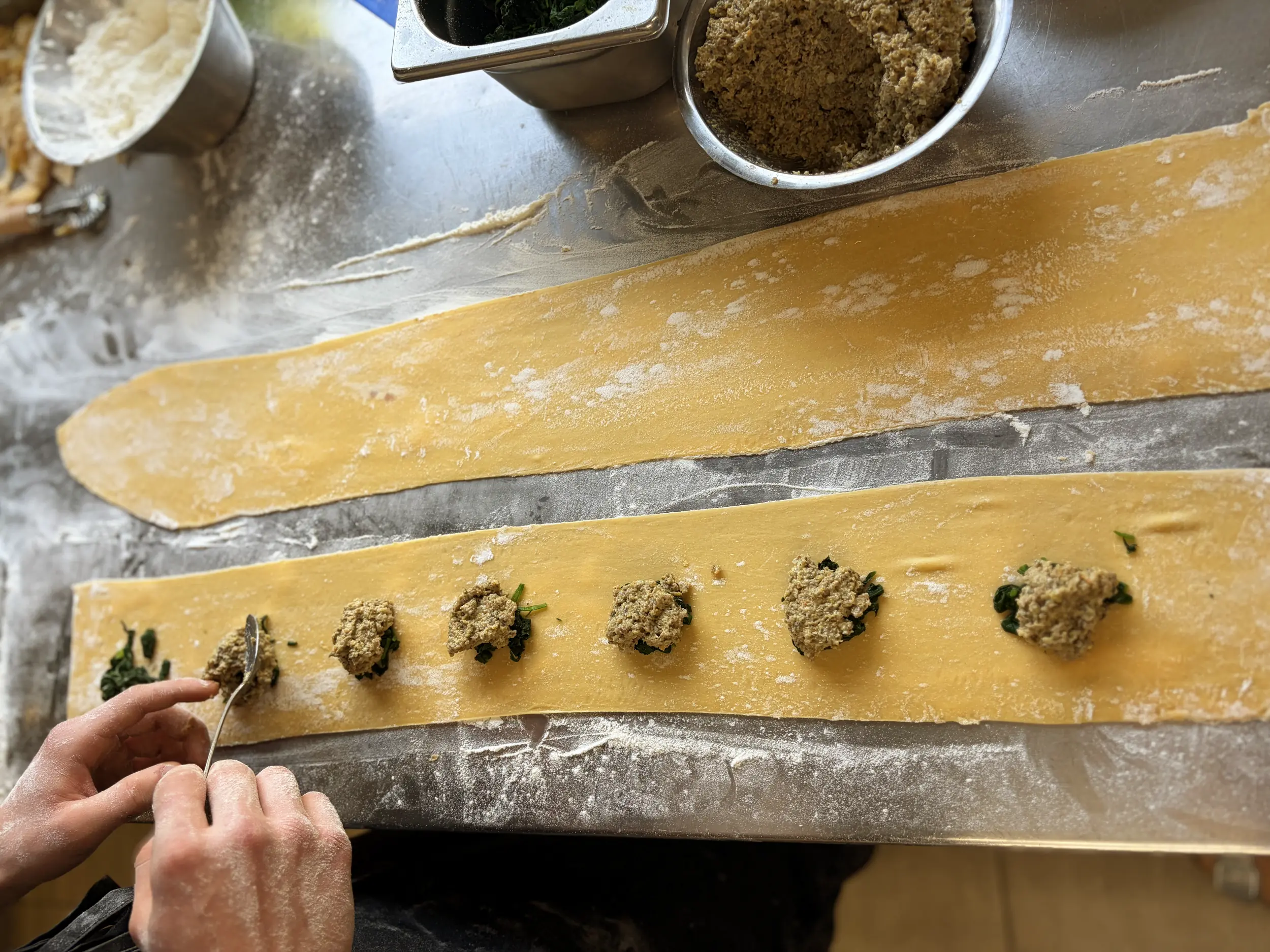 Knödel werden von Hand gedreht